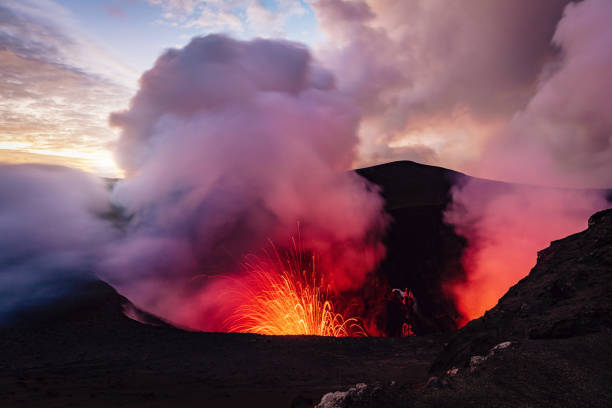 monte yasur vanuatu ilha de tanna de vulcão em erupção - anel de fogo do pacifico - fotografias e filmes do acervo