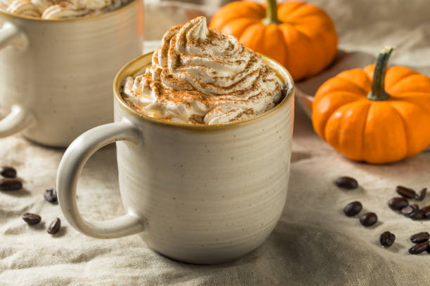 doux automne pumpkin spice latte café - latté pumpkin spice coffee photos et images de collection