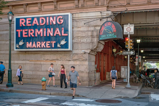 mercado de terminal de leitura no centro de filadélfia - philadelphia pennsylvania sidewalk street - fotografias e filmes do acervo
