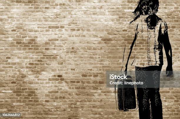 Graffiti Schatten Auf Ein Brickwall Zeigt Eine Flüchtling Mädchen Gehen Mit Ihren Koffer Stockfoto und mehr Bilder von Flüchtling