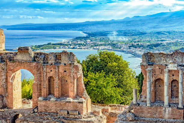 griechisches theater von taormina - bucht von giardini-naxos en sizilien - arc élément architectural photos et images de collection