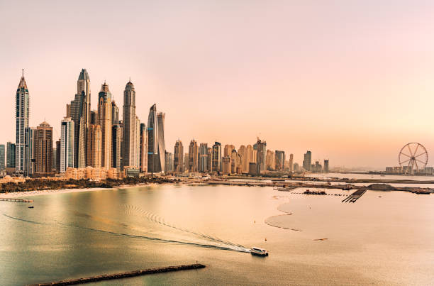 dubai marina skyscraper - dubai beach hotel skyline stock-fotos und bilder