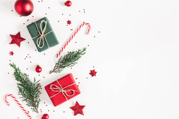 クリスマスの組成物。ギフト、モミの木の枝、白い背景に赤い装飾。クリスマス、冬、新年の概念。コピー スペース フラット横たわっていた、トップ ビュー - christmas holiday fir tree food ストックフォトと画像