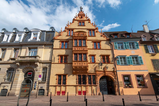 maison des tetes, здание дома глав в колмаре, эльзас, франция. - haut rhin стоковые фото и изображения