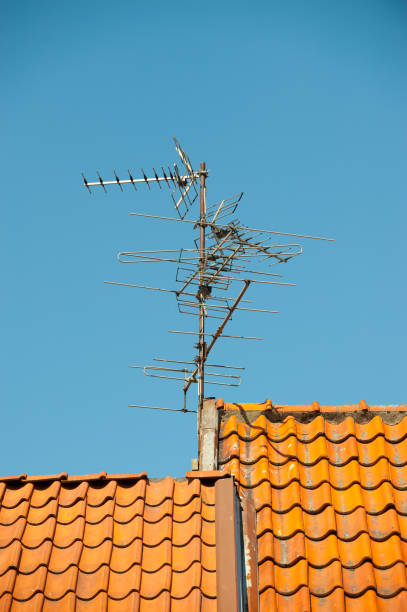 old antenna on old house - television aerial roof antenna city imagens e fotografias de stock