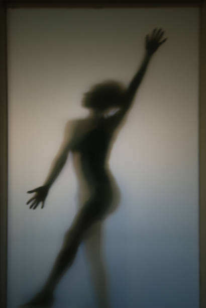 силуэт формы тела женщины - mottola стоковые фото и изображения