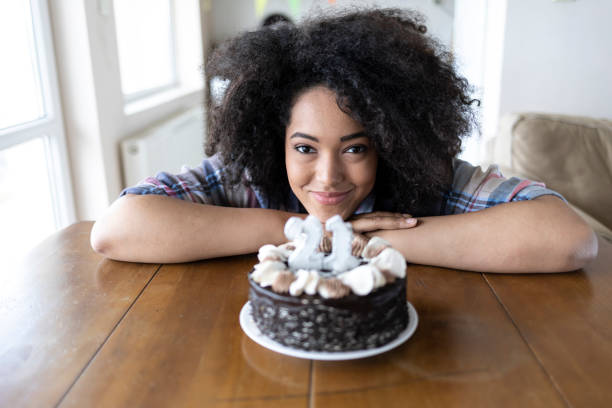 lachende vrouw en verjaardag taart met kaarsen - 21e verjaardag stockfoto's en -beelden