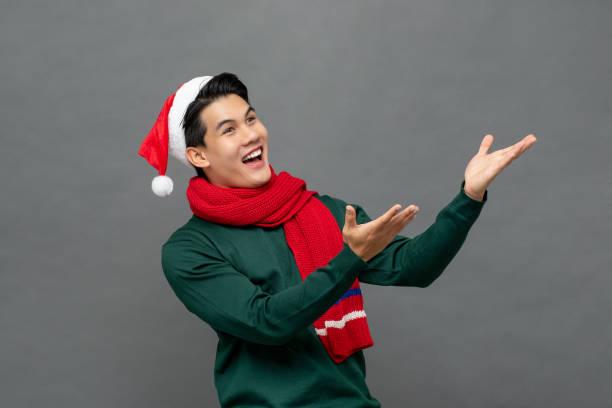allegro uomo asiatico che indossa un abbigliamento a lime natalizio - christmas fashion model human arm beautiful foto e immagini stock