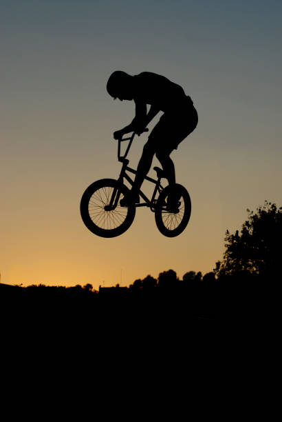 stunt bmx rower ekstremalny sport sylwetka - bikers point of view zdjęcia i obrazy z banku zdjęć