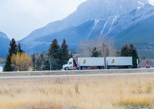 camion ups - united parcel service truck shipping delivering photos et images de collection