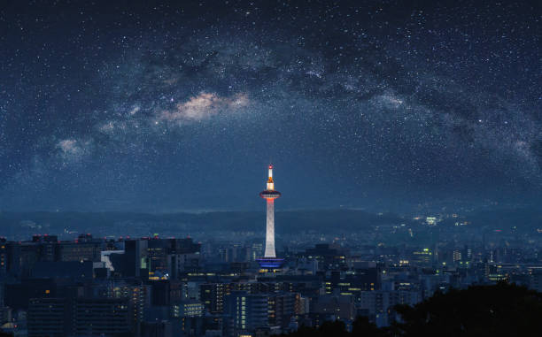 京都市京都タワーの夜天の川の星空眺める - 京都府 ストックフォトと画像