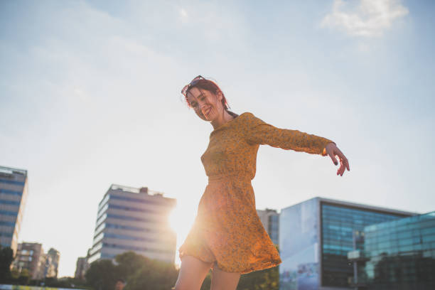 szczęśliwa dziewczyna taniec w mieście - women street dress city zdjęcia i obrazy z banku zdjęć