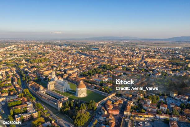 Veduta Aerea Di Pisa Torre Pendente - Fotografie stock e altre immagini di Pisa - Pisa, Panoramica, Veduta dall'alto