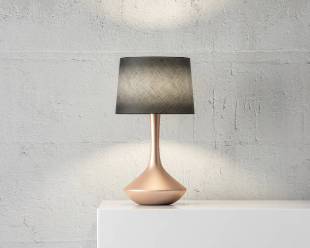 elegante mockup lampada da tavolo con tonalità nera e supporto in oro su tavolo bianco - coprilampada foto e immagini stock