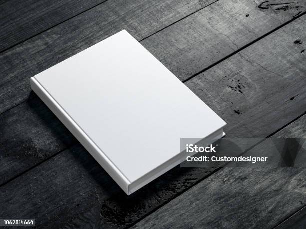 Mockup Libro Bianco Su Sfondo Tavolo In Legno Scuro - Fotografie stock e altre immagini di Libro