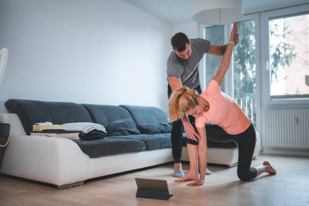 pareja, trabajando en casa - stretching boyfriend indoors lifestyles fotografías e imágenes de stock