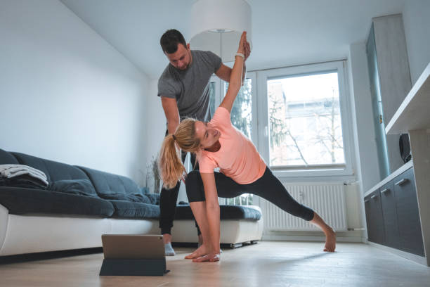 pareja, trabajando en casa - stretching boyfriend indoors lifestyles fotografías e imágenes de stock