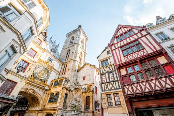 vue avec la tour de l’horloge dans la ville de rouen, france - hôtel de ville de prague photos et images de collection