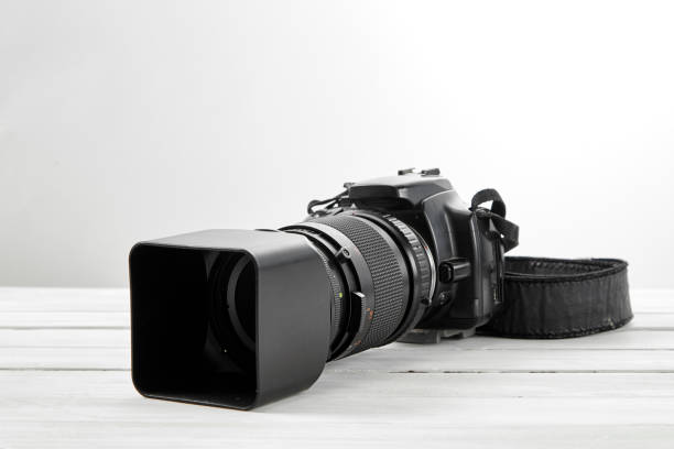 木製の白い背景に黒のデジタル一眼レフ カメラ - medical instrument flash ストックフォトと画像