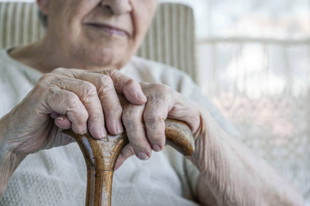 杖に年配の女性のしわ手 - human hand aging process senior adult cane ストックフォトと画像