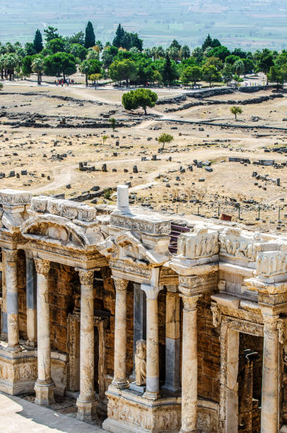 вид на амфитеатр и природу памуккале, турция. - hierapolis stadium stage theater amphitheater стоковые фото и изображения