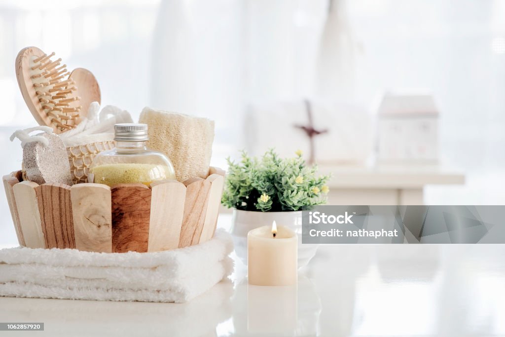 Annoncør centeret partiskhed Wooden Bucket With Spa Accessories On White Table Stock Photo - Download  Image Now - Bathtub, Hairbrush, Backgrounds - iStock