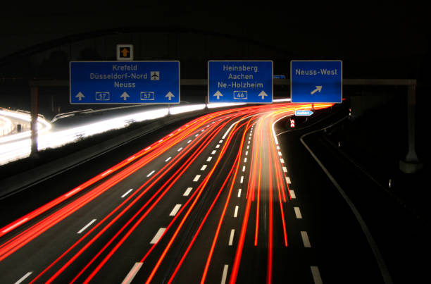 скорость света - автомагистраль a57 из дюссельдорфа в крефельд - neuss стоковые фото и изображения