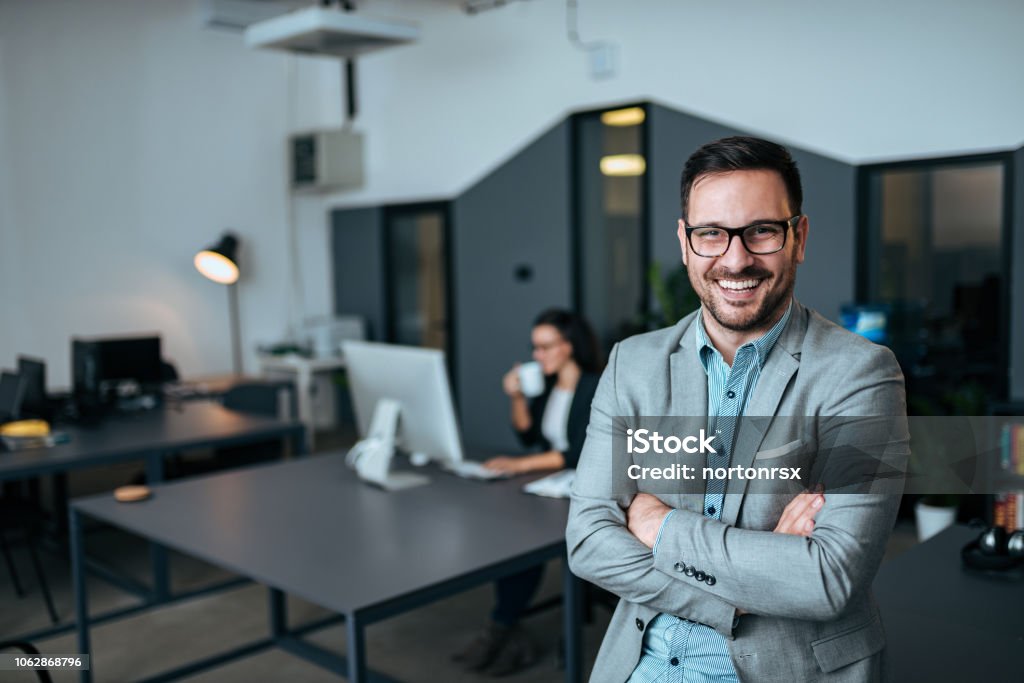 Porträt eines erfolgreichen Geschäftsmannes. Blick auf die Kamera mit gekreuzten Armen. - Lizenzfrei Geschäftsmann Stock-Foto