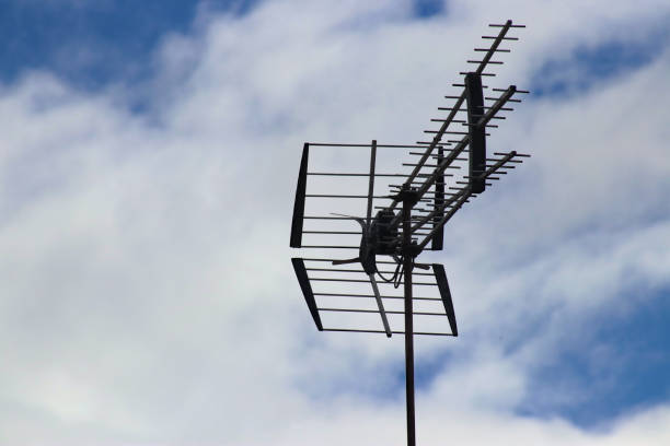 tv-antennen - television aerial roof antenna city stock-fotos und bilder
