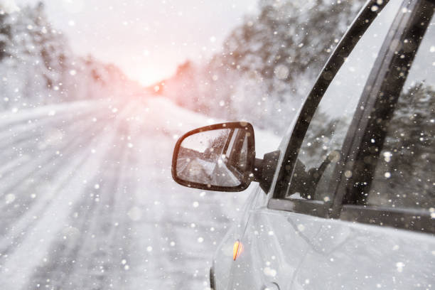 vintern vägen med bil - vinter väg bil bildbanksfoton och bilder