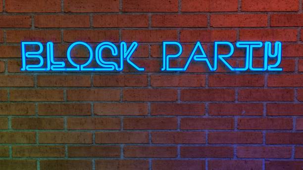 texte de néon « block party » sur le mur de briques. rendu 3d. - fête de rue photos et images de collection