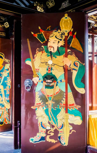 al tempio del dio della città vecchia di 600 anni, shanghai, cina - shanghai temple door china foto e immagini stock