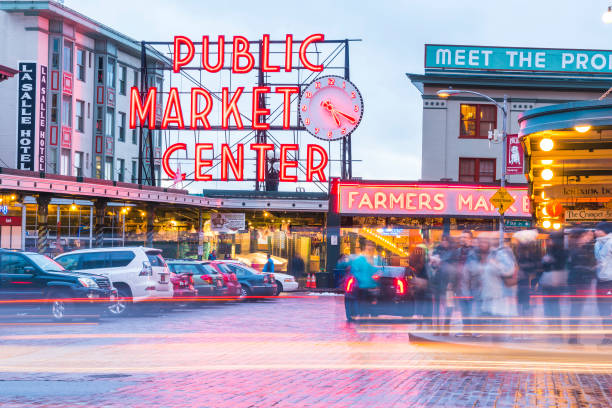 seattle, waszyngton, usa. 02/06/17: pike rynku miejsce z refleksji na ziemi w nocy. - pike place market market seattle tourist zdjęcia i obrazy z banku zdjęć