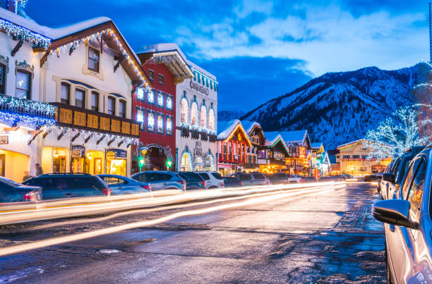 leavenworth,вашингтон, сша.-02/14/16: красивый leavenworth с освещением украшения в зимний период. - tree leavenworth snow sky стоковые фото и изображения