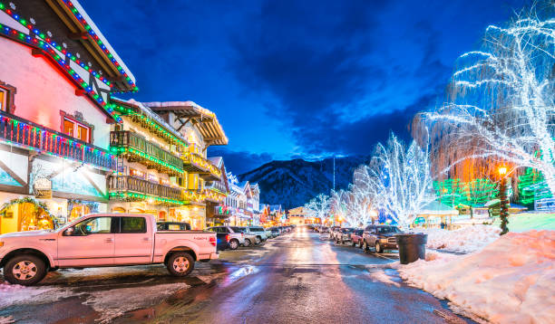 leavenworth,вашингтон, сша.-02/14/16: красивый leavenworth с освещением украшения в зимний период. - tree leavenworth snow sky стоковые фото и изображения