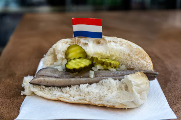 panino olandese all'aringa - amsterdam traditional culture netherlands wood foto e immagini stock