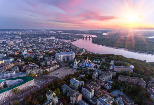 centro verde e bellissimo di kiev, ucraina - kiev foto e immagini stock