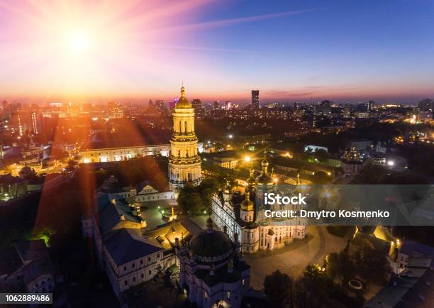 Foto de Vista Aérea De Kiev Pechersk Lavra Kiev Kyiv Ucrânia e mais fotos de stock de Kiev