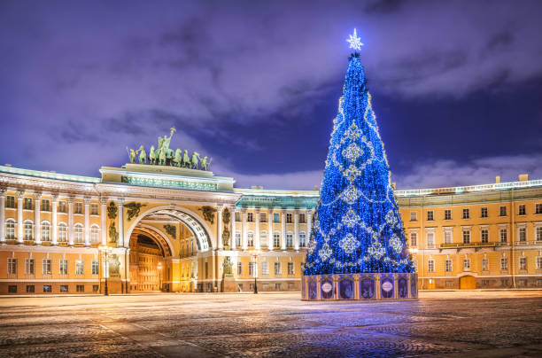 новогодняя синяя елка на дворцовой площади в санкт-петербурге - winter palace стоковые фото и изображения