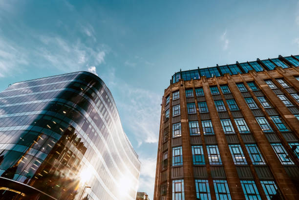 uffici moderni e vecchio quartiere di edifici della metà del xx secolo con sfondo cielo blu. - glasgow tower foto e immagini stock