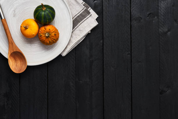 herbst essenskonzept hintergrund. - portion pumpkin vegetable black stock-fotos und bilder