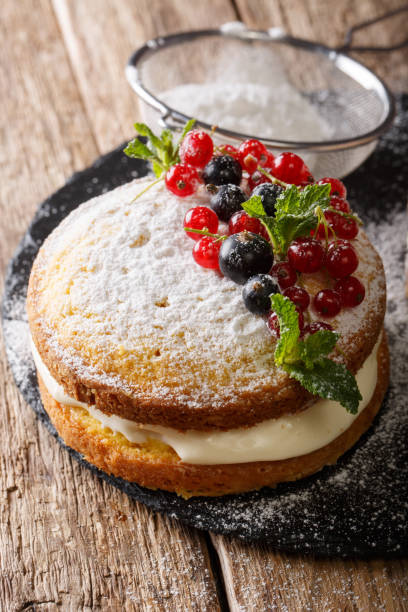 ビクトリア裸ケーキは、黒スグリと赤スグリとミントのクローズ アップで飾られて。垂直方向 - victoria sponge ストックフォトと画像