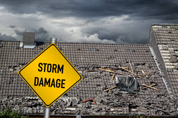 panneau d’avertissement jaune dégâts en face de tempête endommagé toit de maison - insurance and accident themes photos et images de collection