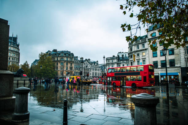 londoner stadtbild während regnerischen tag in england, uk - london in the rain stock-fotos und bilder