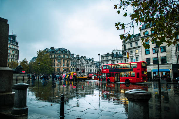 paesaggio urbano di londra durante la giornata piovosa in inghilterra, regno unito - london in the rain foto e immagini stock