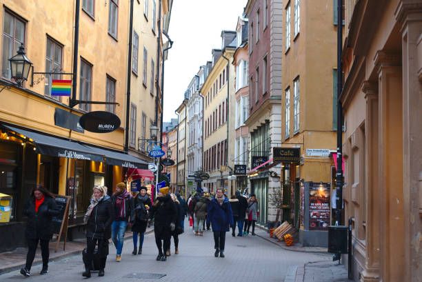 stockholm/schweden - 27. oktober 2018: gamla stan oder alte straße von stockholm duing wochenende. leute kommen hierher zum einkaufen und gutes café in der stadt. - stockholm sweden gamla stan town square stock-fotos und bilder