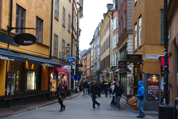 stockholm/schweden - 27. oktober 2018: gamla stan oder alte straße von stockholm duing wochenende. leute kommen hierher zum einkaufen und gutes café in der stadt. - stockholm sweden gamla stan town square stock-fotos und bilder