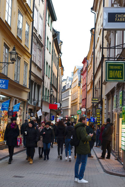 stoccolma/svezia - 27 ottobre 2018: gamla stan o vecchia strada di stoccolma duing weekend. la gente viene qui per fare shopping e ingiungere un caffè in città. - stockholm sweden gamla stan town square foto e immagini stock