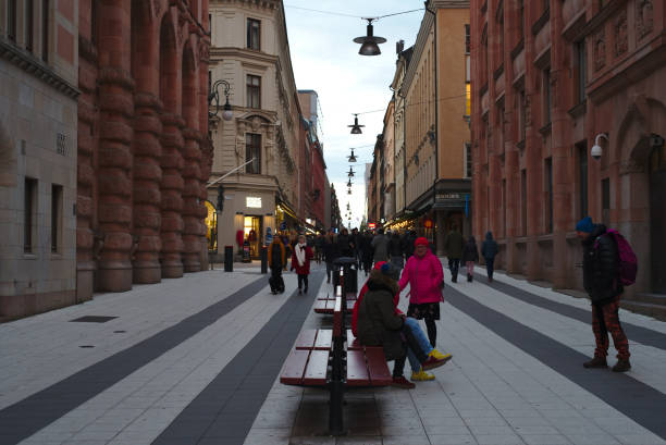 stockholm/schweden - 27. oktober 2018: gamla stan oder alte straße von stockholm duing wochenende. leute kommen hierher zum einkaufen und gutes café in der stadt. - stockholm sweden gamla stan town square stock-fotos und bilder