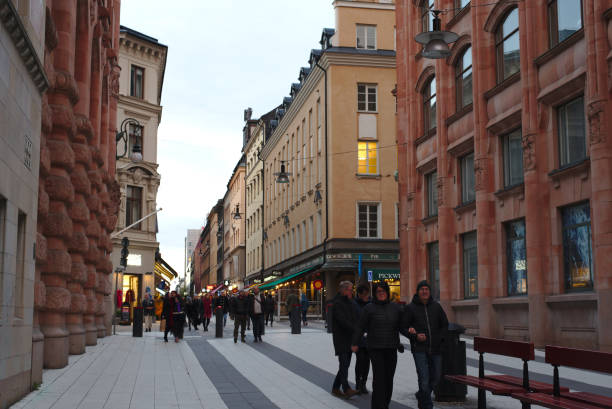 stockholm/schweden - 27. oktober 2018: gamla stan oder alte straße von stockholm duing wochenende. leute kommen hierher zum einkaufen und gutes café in der stadt. - stockholm sweden gamla stan town square stock-fotos und bilder